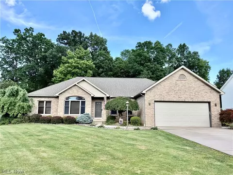 2101 Oakwood St, Girard, OH 44420