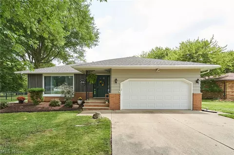 8223 Wesley Dr, Strongsville, OH 44136