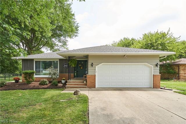 8223 Wesley Dr, Strongsville, OH 44136