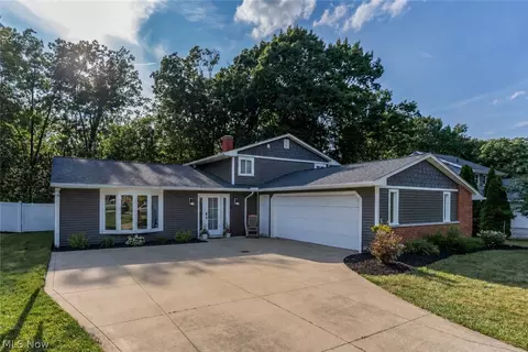 15628 Creekwood Ln, Strongsville, OH 44136