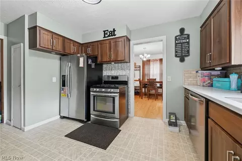 369 E 46th St, Lorain, OH 44052 photo 11