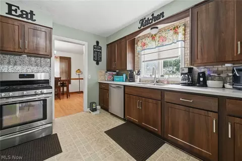 369 E 46th St, Lorain, OH 44052 photo 3
