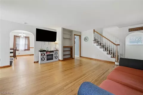 369 E 46th St, Lorain, OH 44052 photo 2