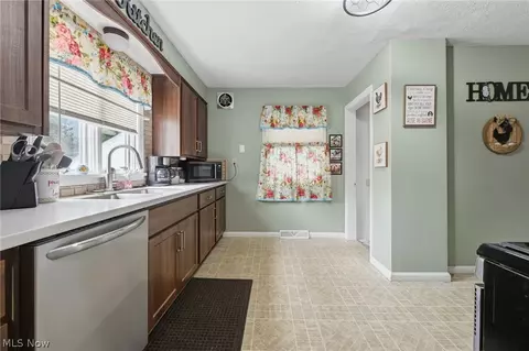 369 E 46th St, Lorain, OH 44052 photo 10