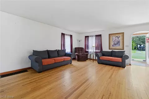 369 E 46th St, Lorain, OH 44052 photo 8