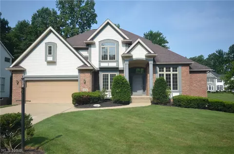3246 Crown Pointe Dr, Stow, OH 44224