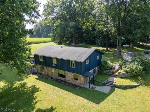 2072 Hartville Rd, Mogadore, OH 44260