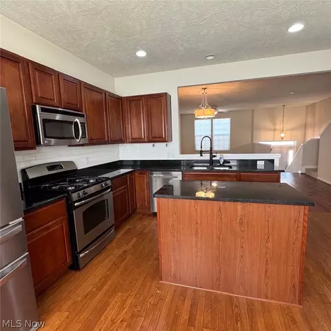 393 Caleb Dr, Akron, OH 44321 photo 5