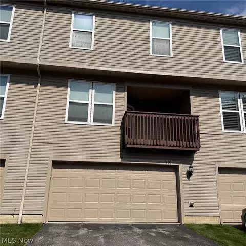 393 Caleb Dr, Akron, OH 44321 photo 2