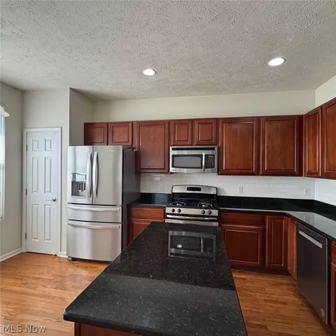393 Caleb Dr, Akron, OH 44321 photo 4