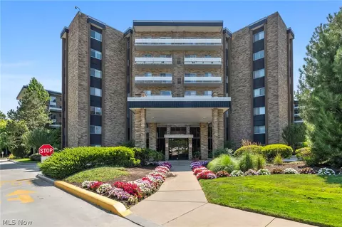 2202 Acacia Park Dr #2616, Lyndhurst, OH 44124