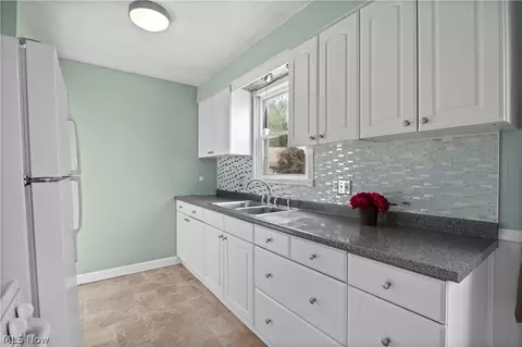 Kitchen - 2583 E 38th St, Lorain, OH 44055 photo 2 of 3