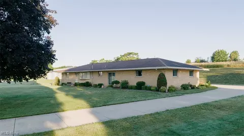 9015 Mapleton St SE, East Canton, OH 44730