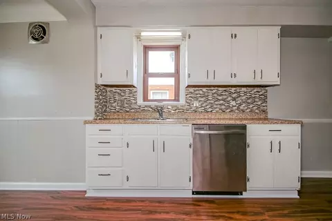 Kitchen - 262 E 323rd St, Willowick, OH 44095 photo 2 of 4