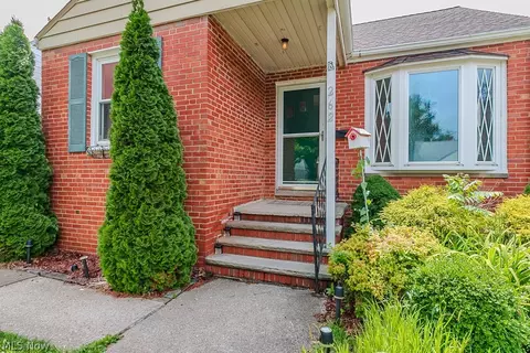 Exterior - 262 E 323rd St, Willowick, OH 44095 photo 2 of 6