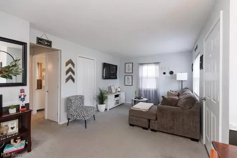 521 Cambridge Ave, Elyria, OH 44035 photo 5