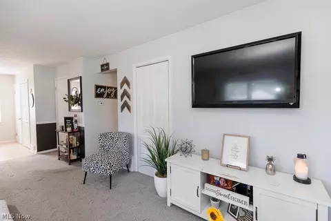 521 Cambridge Ave, Elyria, OH 44035 photo 8