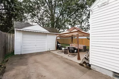 521 Cambridge Ave, Elyria, OH 44035 photo 2