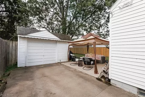 521 Cambridge Ave, Elyria, OH 44035 photo 2