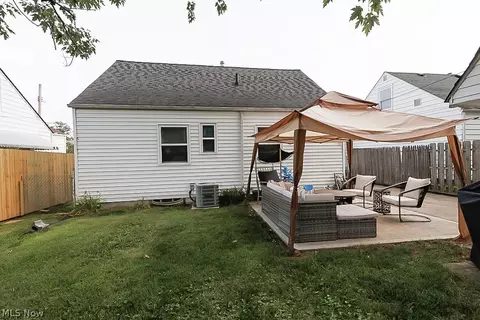 521 Cambridge Ave, Elyria, OH 44035 photo 4