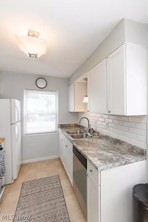 521 Cambridge Ave, Elyria, OH 44035 photo 14