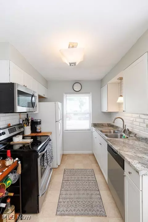 521 Cambridge Ave, Elyria, OH 44035 photo 13