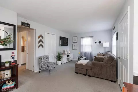 521 Cambridge Ave, Elyria, OH 44035 photo 5