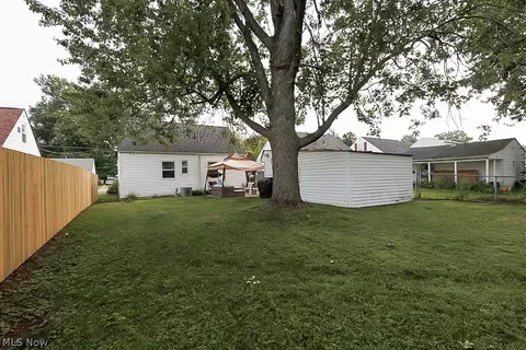 521 Cambridge Ave, Elyria, OH 44035 photo 3