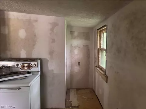 Entry Way - 1561 Simcoe Ave, Akron, OH 44305 photo 3 of 5