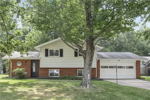 4958 Hampton Dr, North Olmsted, OH 44070