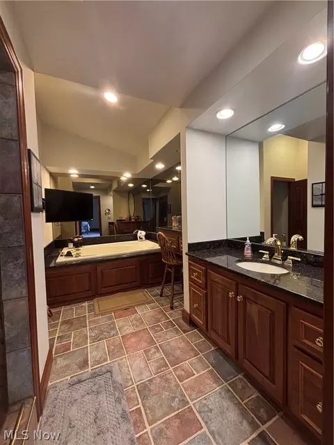 Bath - 385 Cochran Rd, Aurora, OH 44202 photo 2 of 5