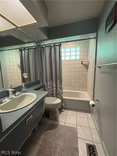 Bath - 385 Cochran Rd, Aurora, OH 44202 photo 5 of 5