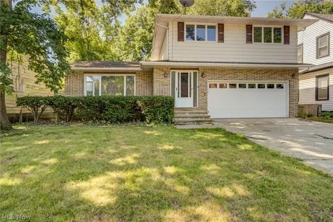 18212 Cornwall Rd, Cleveland, OH 44119
