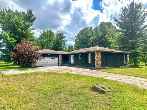 986 Bristol Champion Townline Rd NE, Bristolville, OH 44402