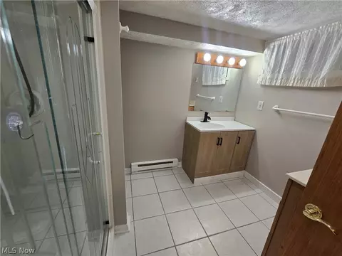 Bath - 976 N Pasadena Ave, Elyria, OH 44035 photo 2 of 4