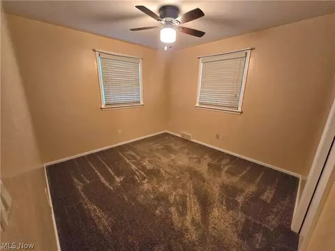 Bedroom - 976 N Pasadena Ave, Elyria, OH 44035 photo 4 of 7