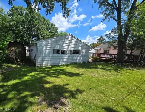 Exterior - 976 N Pasadena Ave, Elyria, OH 44035 photo 3 of 4