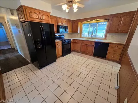 Kitchen - 976 N Pasadena Ave, Elyria, OH 44035 photo 1 of 2