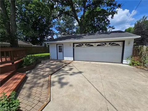 Exterior - 976 N Pasadena Ave, Elyria, OH 44035 photo 2 of 4