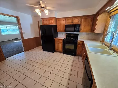 Kitchen - 976 N Pasadena Ave, Elyria, OH 44035 photo 2 of 2