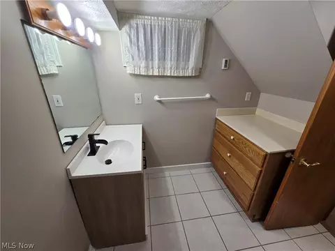 Bath - 976 N Pasadena Ave, Elyria, OH 44035 photo 3 of 4