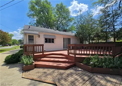 Exterior - 976 N Pasadena Ave, Elyria, OH 44035 photo 1 of 4