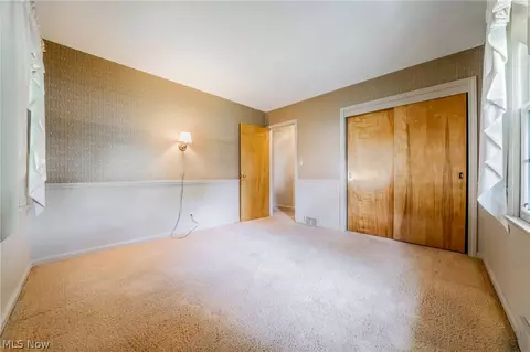 Bedroom - 1094 N Pasadena Ave, Elyria, OH 44035 photo 7 of 10