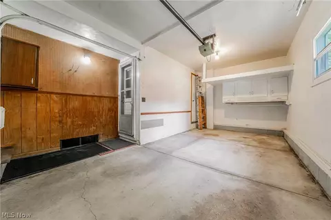 Entry Way - 1094 N Pasadena Ave, Elyria, OH 44035 photo 1 of 1