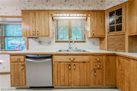 Kitchen - 1094 N Pasadena Ave, Elyria, OH 44035 photo 5 of 5