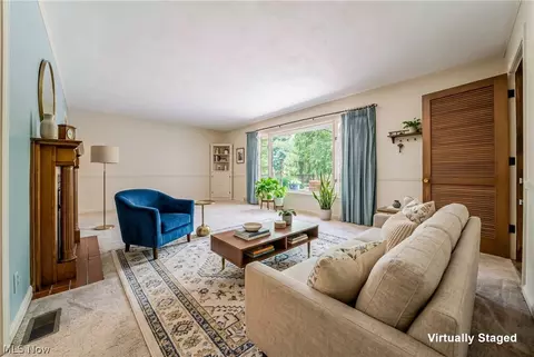 Living - 1094 N Pasadena Ave, Elyria, OH 44035 photo 1 of 5