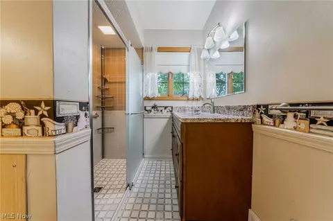 Bath - 1094 N Pasadena Ave, Elyria, OH 44035 photo 2 of 4