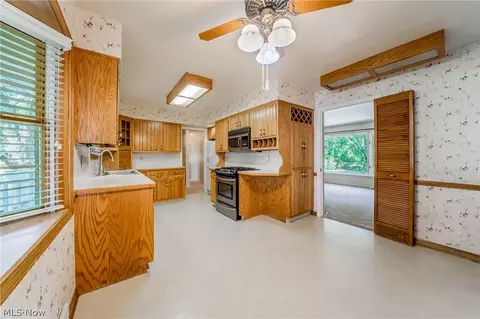 Kitchen - 1094 N Pasadena Ave, Elyria, OH 44035 photo 3 of 5