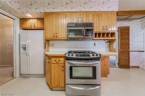 Kitchen - 1094 N Pasadena Ave, Elyria, OH 44035 photo 4 of 5