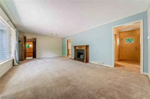 Living - 1094 N Pasadena Ave, Elyria, OH 44035 photo 4 of 5